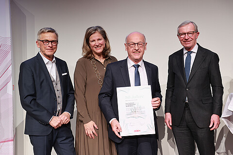 Firmengründer Martin Leitner erhält im Rahmen der heurigen WKS-Veranstaltung "Salzburger Erfolgsgeschichten" die Urkunde "HALE electronic: Eine Salzburger Erfolgsgeschichte seit 50 Jahren." (Foto: WKS / Neumayr)