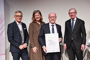 Firmengründer Martin Leitner erhält im Rahmen der WKS-Veranstaltung "Salzburger Erfolgsgeschichten" die Urkunde "HALE electronic: Eine Salzburger Erfolgsgeschichte seit 50 Jahren."