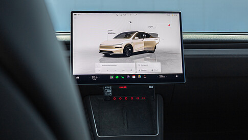 Mit HALE ist es jetzt möglich, Tesla-Fahrzeuge ohne zusätzlichen Adapter auf Taxi umzurüsten. Mit HALE Taxameter MCT-07 lässt sich jetzt viel Zeit und Geld bei der Taxi-Umrüstung von Tesla-Fahrzeugen sparen!